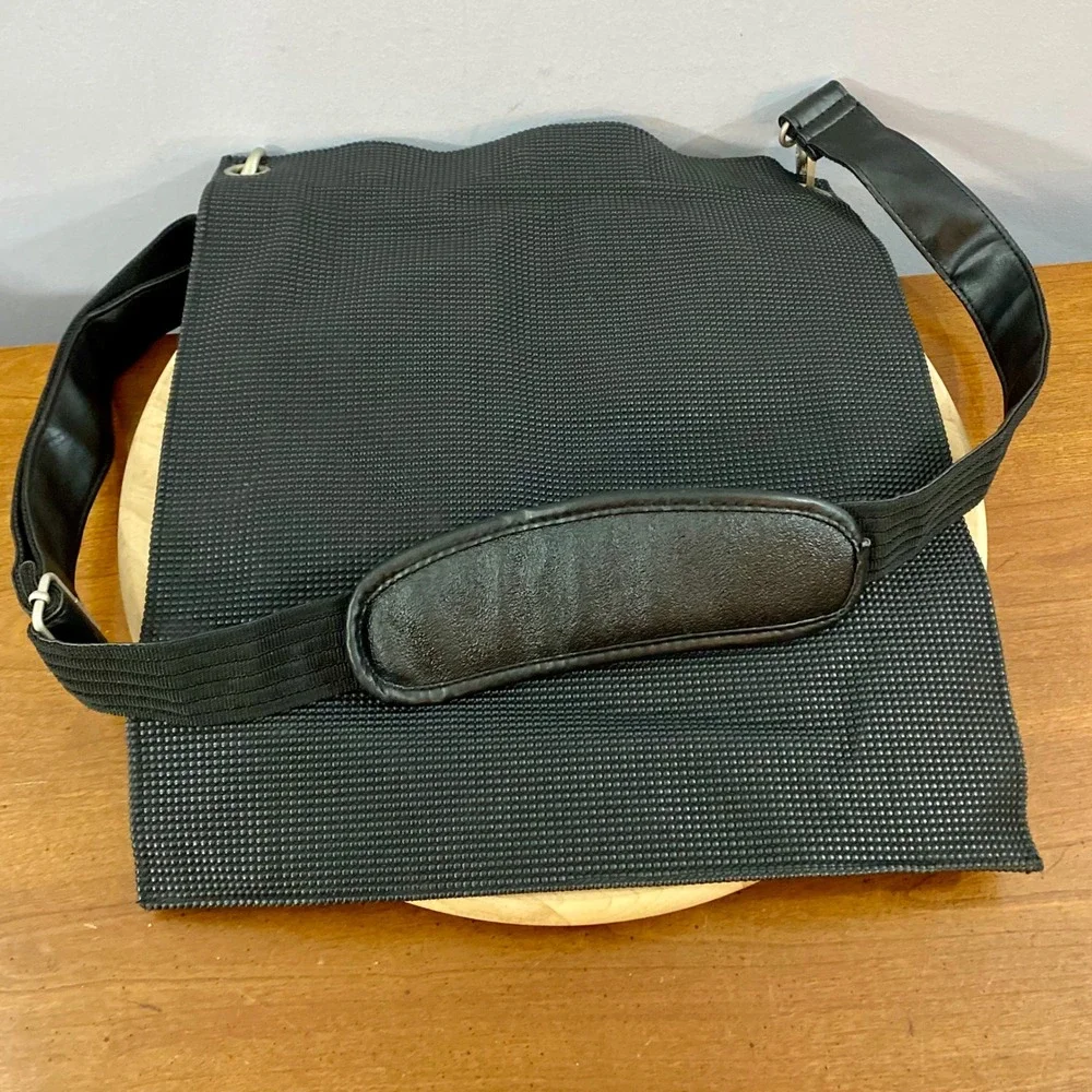 Vintage Urban Oxide UO2 Black Rubber Crossbody Bag Techwear Y2K Messenger Pouch